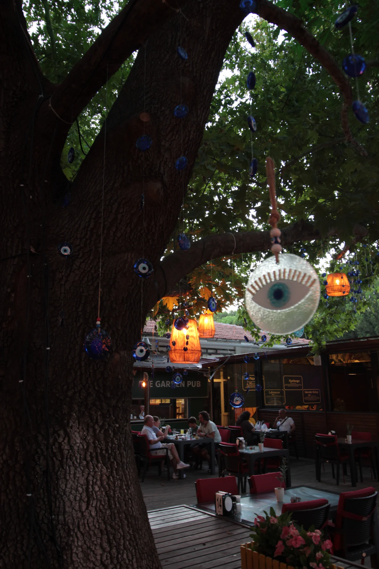Ege Restaurant nazar boncuklarıyla süslü büyük çınar ağacı